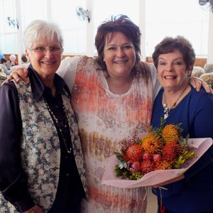 Vlnr is Elcine Hulme, Lizette Janse van Rensburg en Rene le Roux tydens die oorhandiging van â€˜n huldeblyk aan Lizette